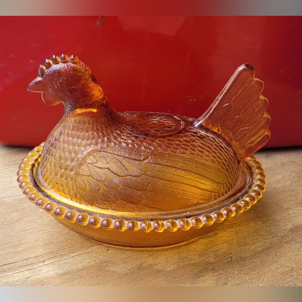 VINTAGE HEN ON NEST